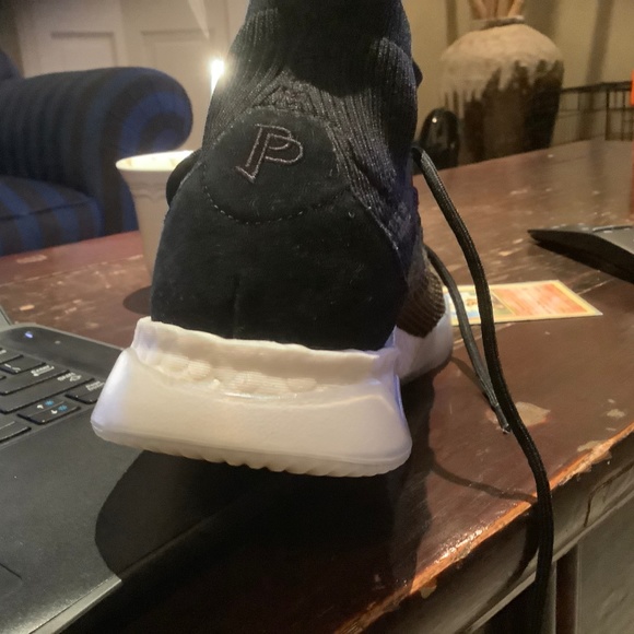 Sneakers - Picture 5 of 8